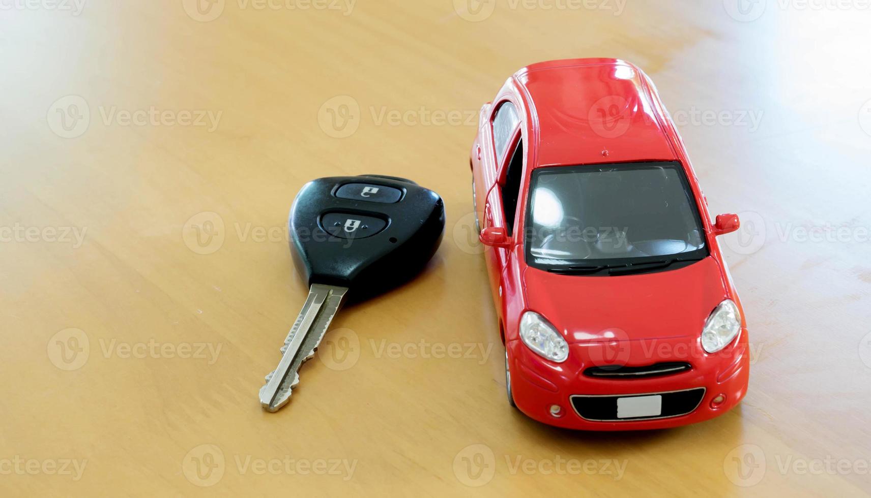 Spielzeugauto und Schlüssel weiß. autokonzept mieten oder kaufen foto