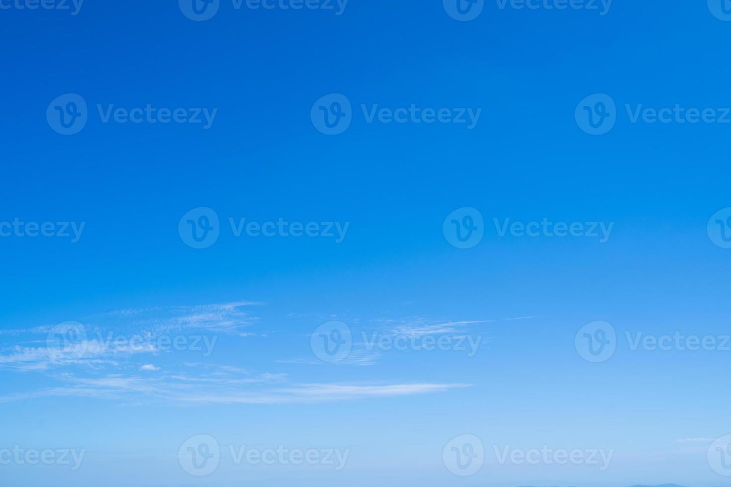 Sommer blauer Himmel bewölkt Hintergrund. schönheit klar bewölkt in sonnenschein ruhig hell winterluft hintergrund. foto