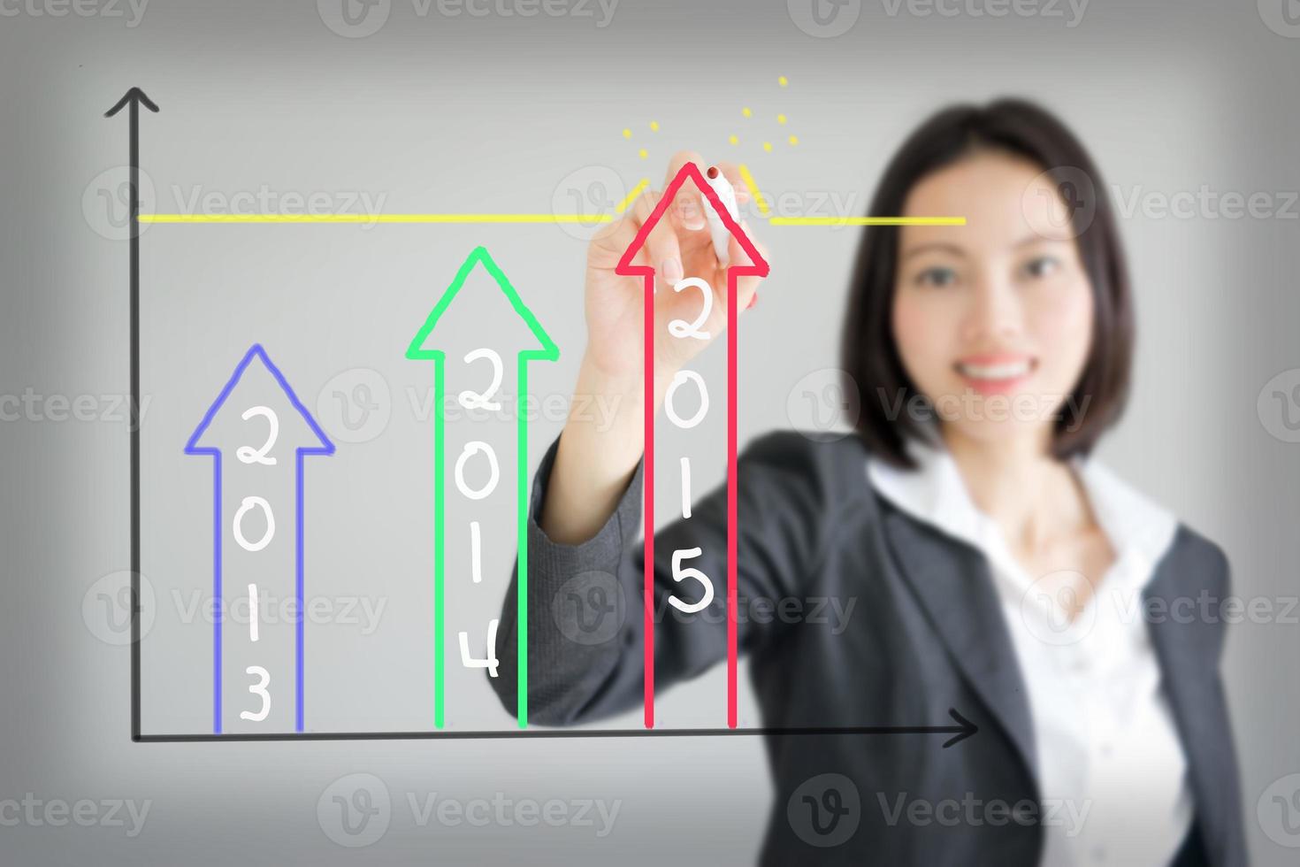 Geschäftsfrau Zeichnung über Zielerreichungsdiagramm foto