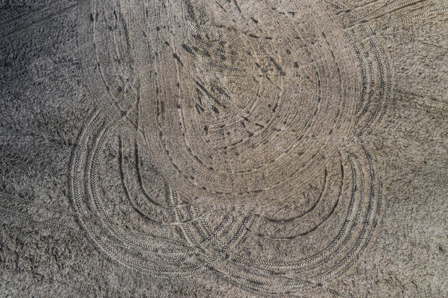 Hintergrund gepflügtes Feld Draufsicht Luftaufnahmen von einer Drohne foto