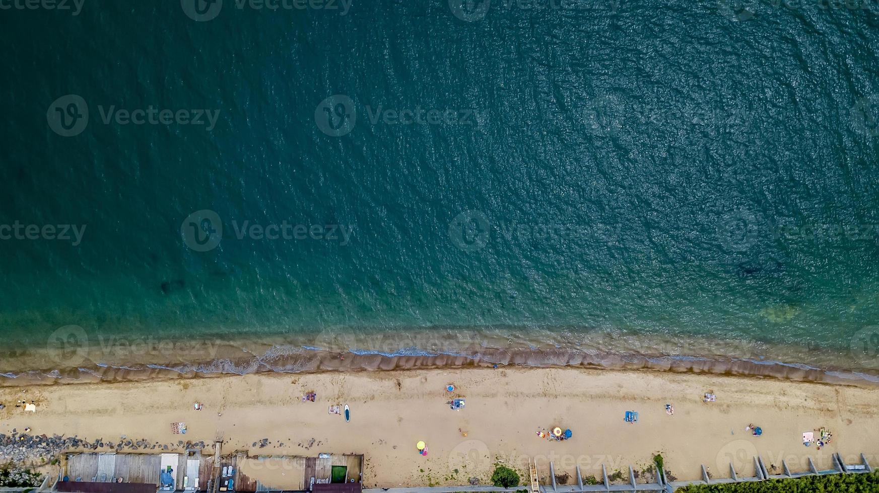 Luftaufnahmen von Meer und Sandstrand mit Drohne foto