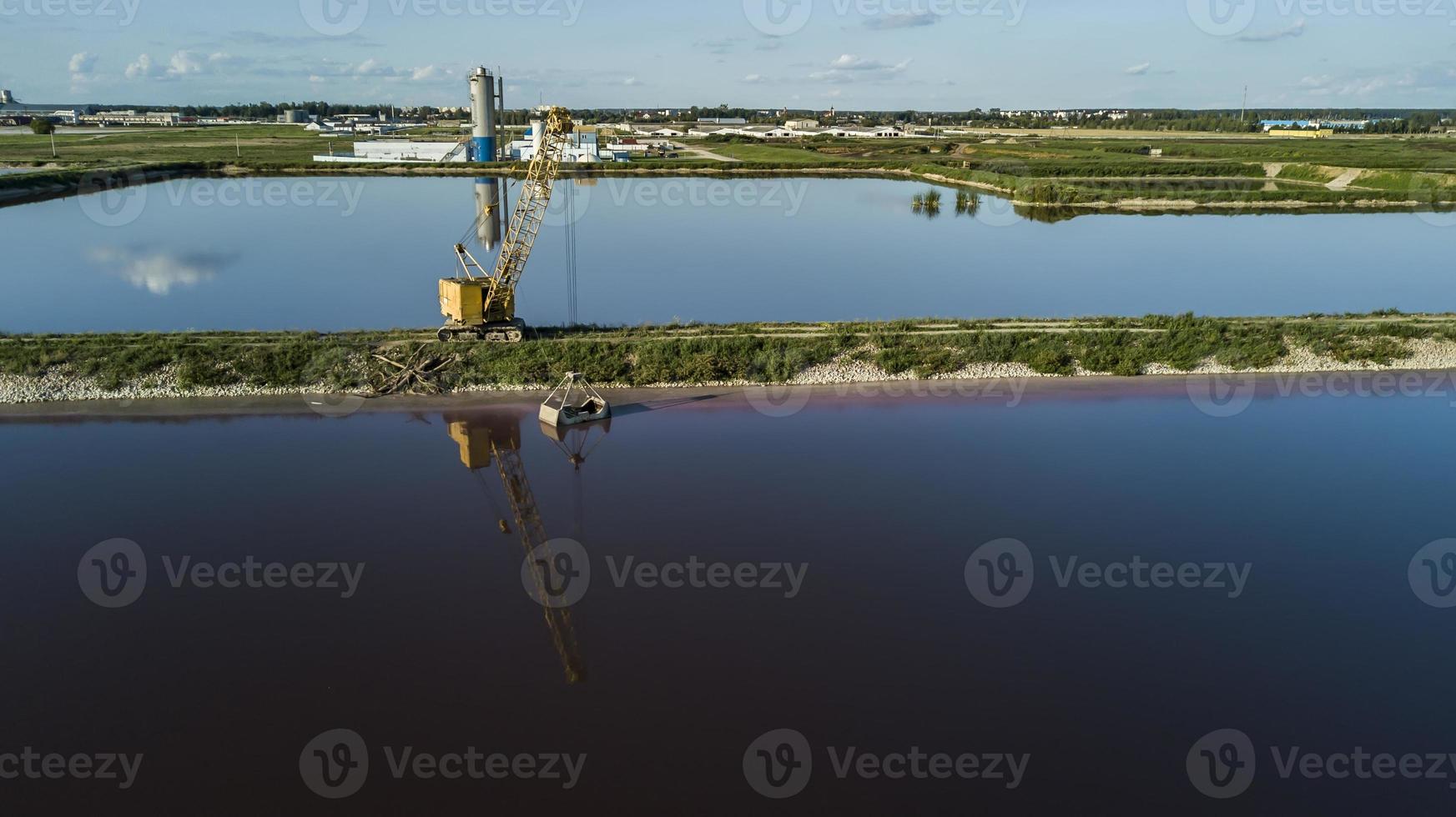 moderne Kläranlage. Tanks zur Belüftung und biologischen Abwasserreinigung. foto