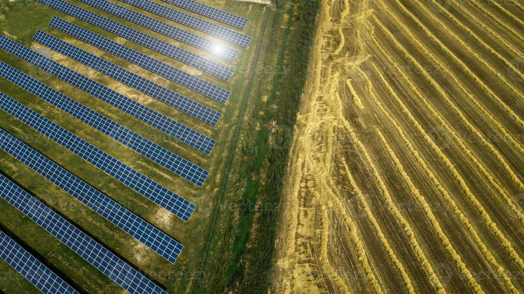 Luftaufnahme Draufsicht auf Solarpanel-Photovoltaik-Farm foto