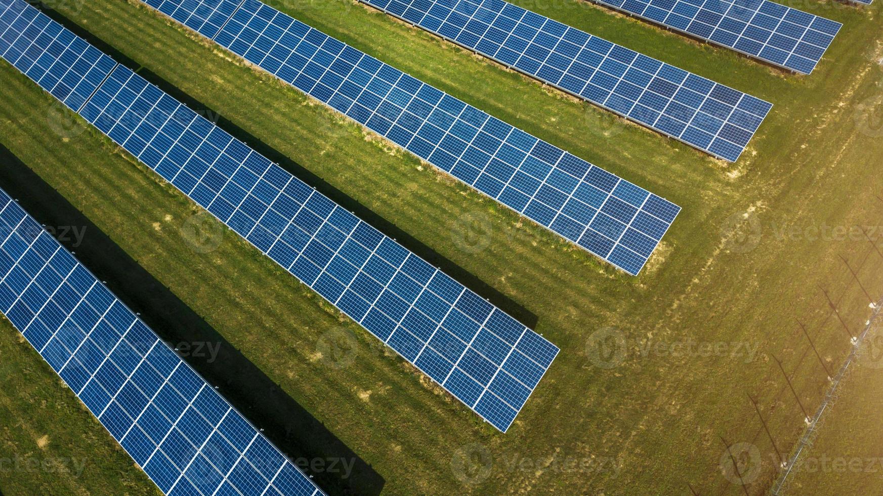 Draufsicht des Solarkraftwerks von der Drohne foto