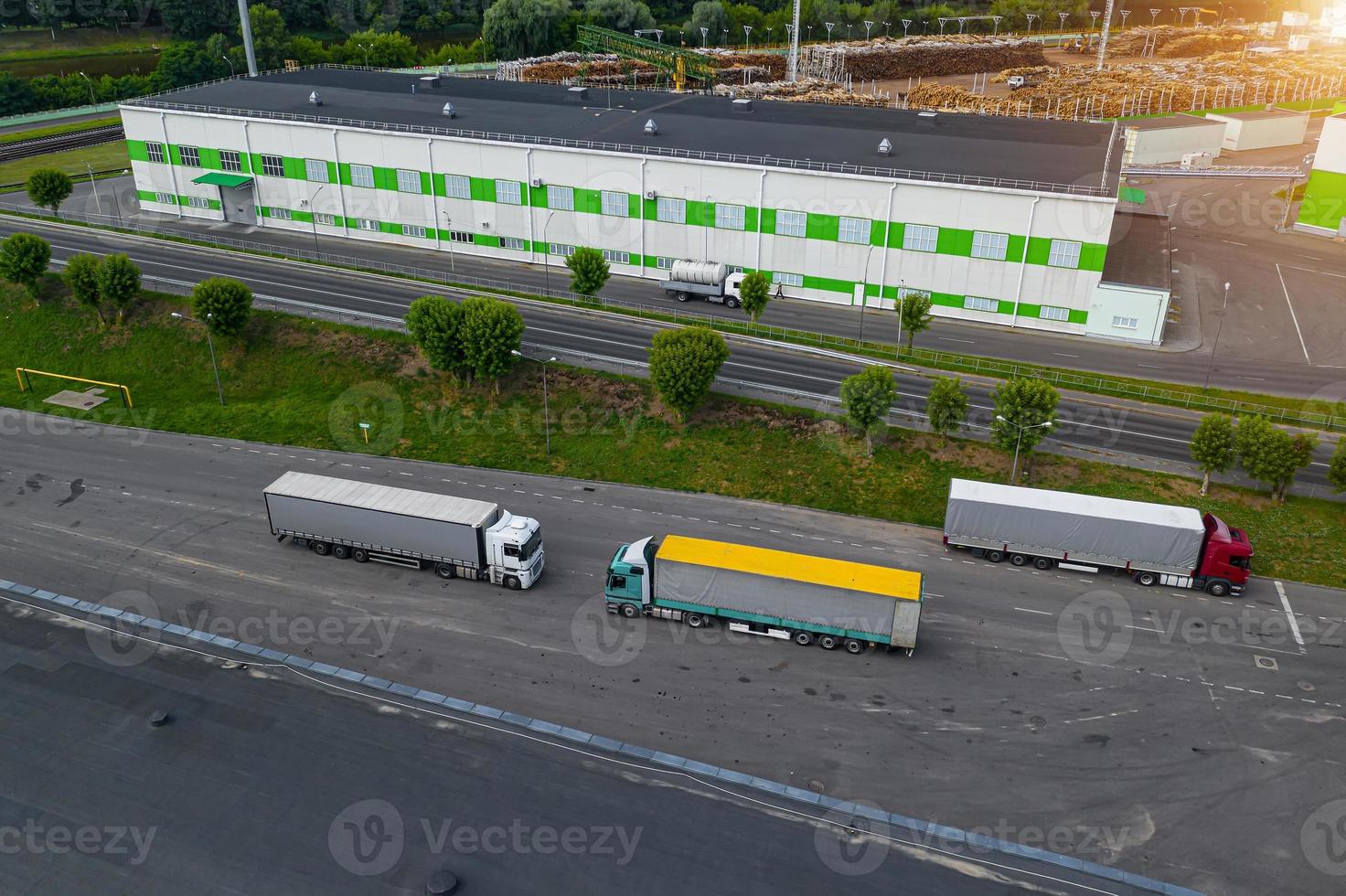 lastwagen, die darauf warten, in der draufsicht des logistikzentrums beladen zu werden foto