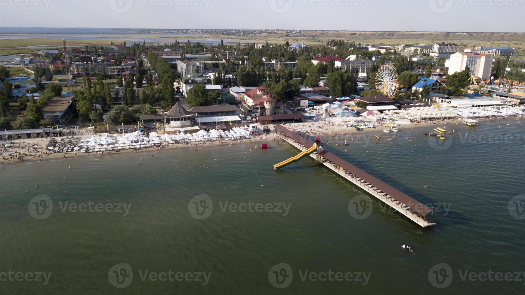 Touristen am Strand aus der Vogelperspektive foto