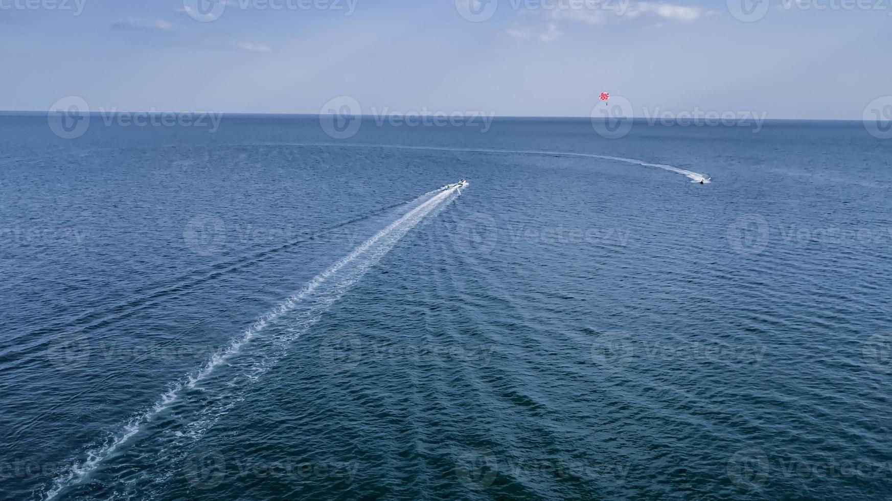 Luftbild von Jetski im Ozean foto