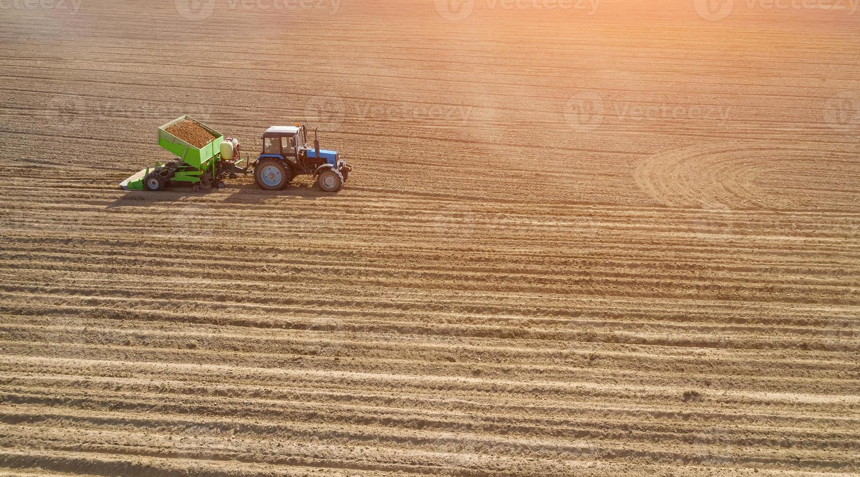 Pflanzung von Kartoffeln. Bodenvorbereitung, Hügelkonfektion. Aussaat mit Kartoffellegemaschine. foto