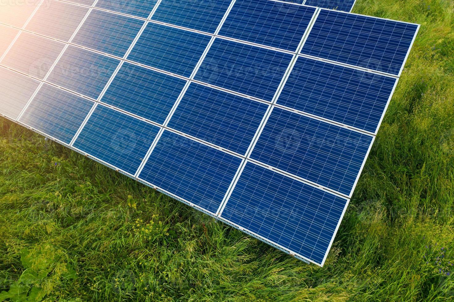 Draufsicht auf die Solarstation. Sonnenenergie ist eine große Energiequelle für elektrische Energie. Das ist sauberer Strom und ein gutes Geschäft für die Umwelt. Solarstromanlage ist eine wichtige Quelle erneuerbarer Energie. foto