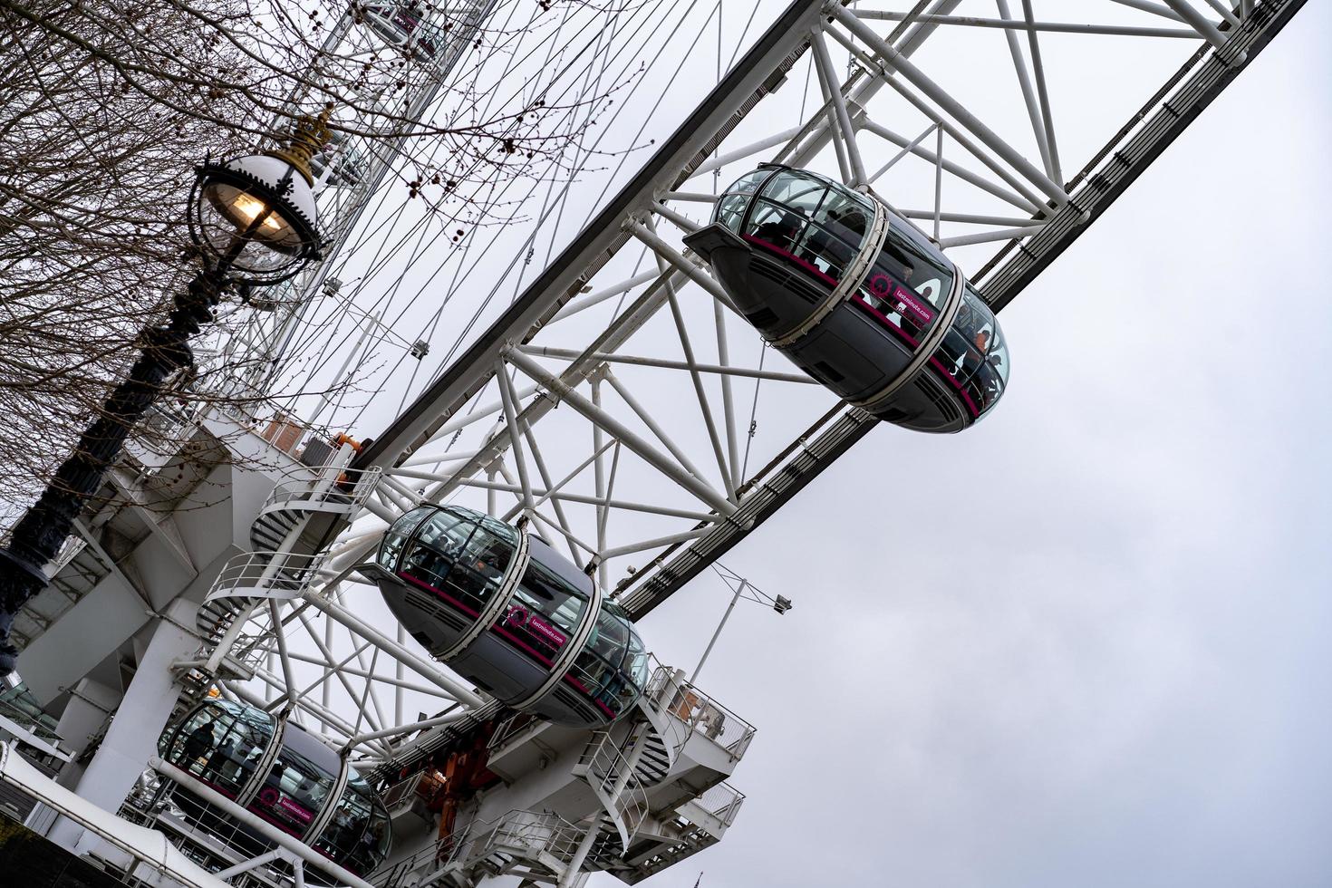 London Eye Pod aus nächster Nähe mit grauem Himmel foto