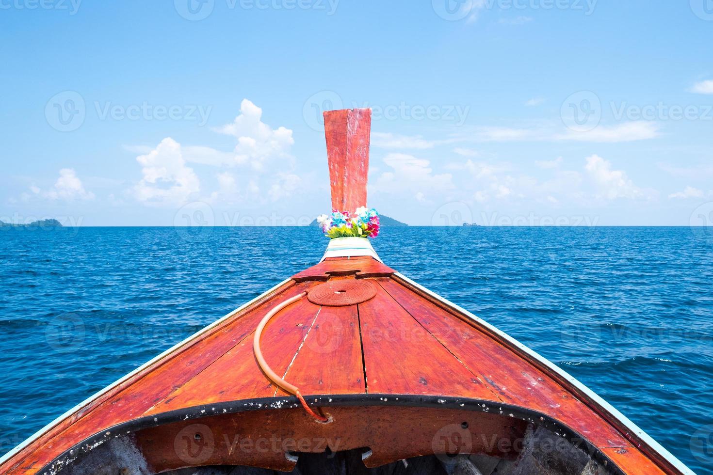 vorderes Longtail-Boot und blauer Meereshimmel foto