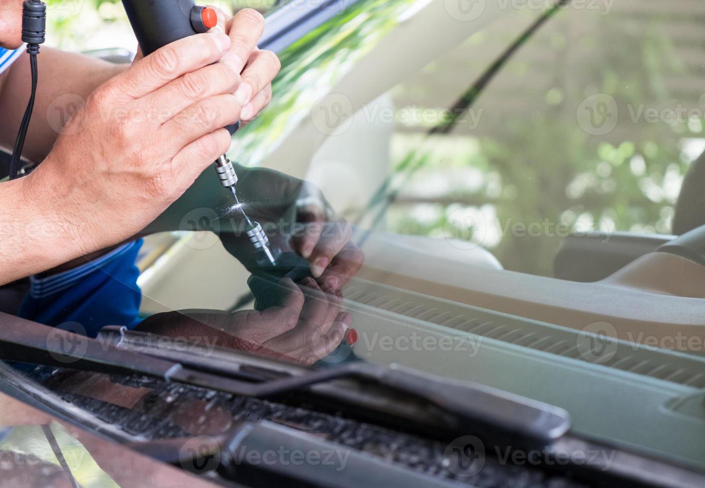 Glaser mit Werkzeugen zur Reparatur, um Risse zu beheben foto