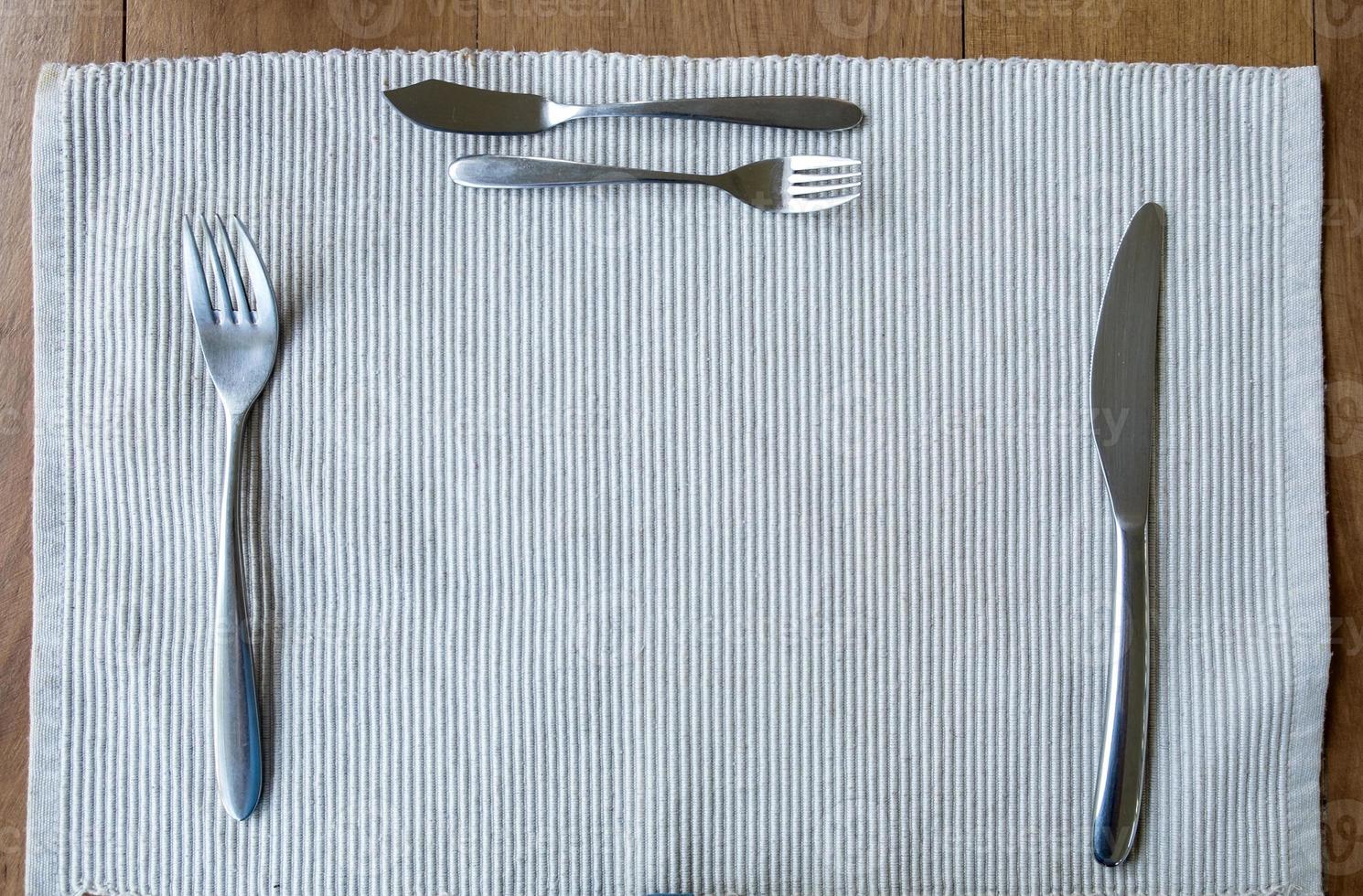 Tischdecke leere Gabel und Messer auf dem Tisch foto