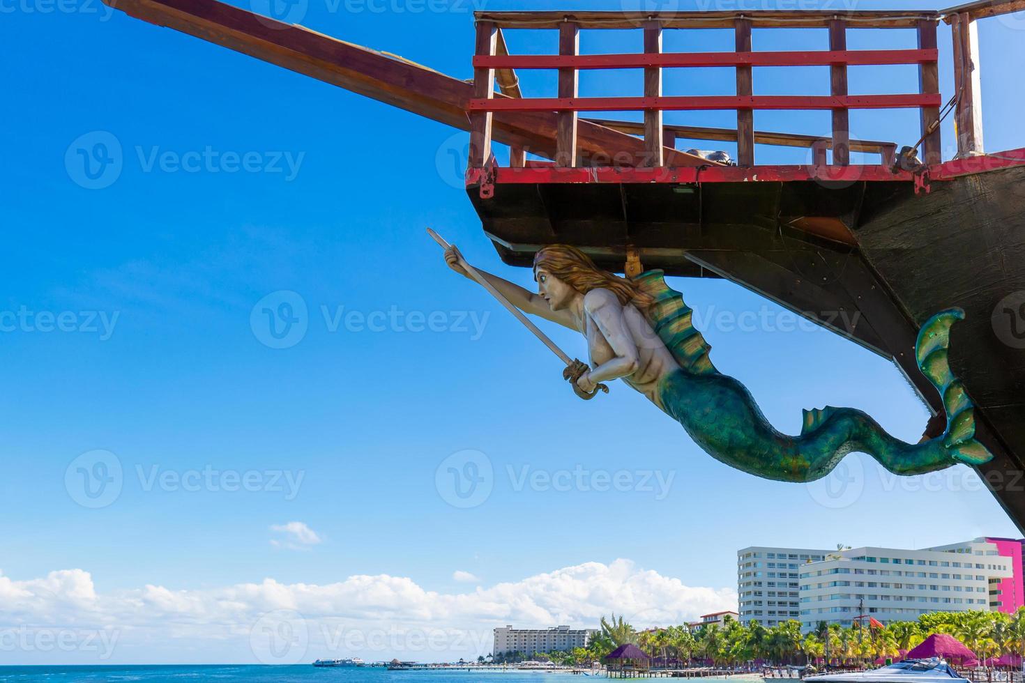 Jolly Roger Piratenshow und Kreuzfahrt unterhalten das Publikum mit einem spektakulären Kampf zwischen Piraten im karibischen Meer der Riviera Maya foto