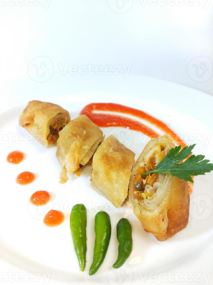 Lumpia ist ein typischer zentraljavanisch-indonesischer Snack, der aus einer Mischung aus jungen Bambussprossen, Eiern, frischem Gemüse und Fleisch oder Meeresfrüchten in einer Rolle aus dünnen Weizenmehlblättern besteht foto