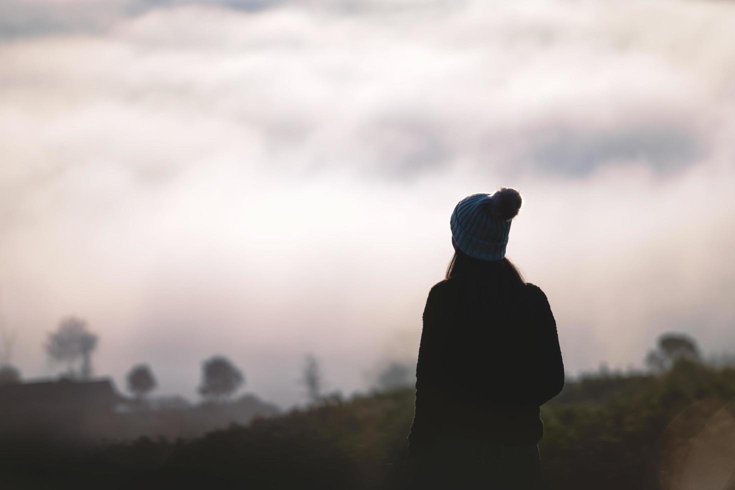 Silhouette erwachsene Frau Alleinreisender. foto