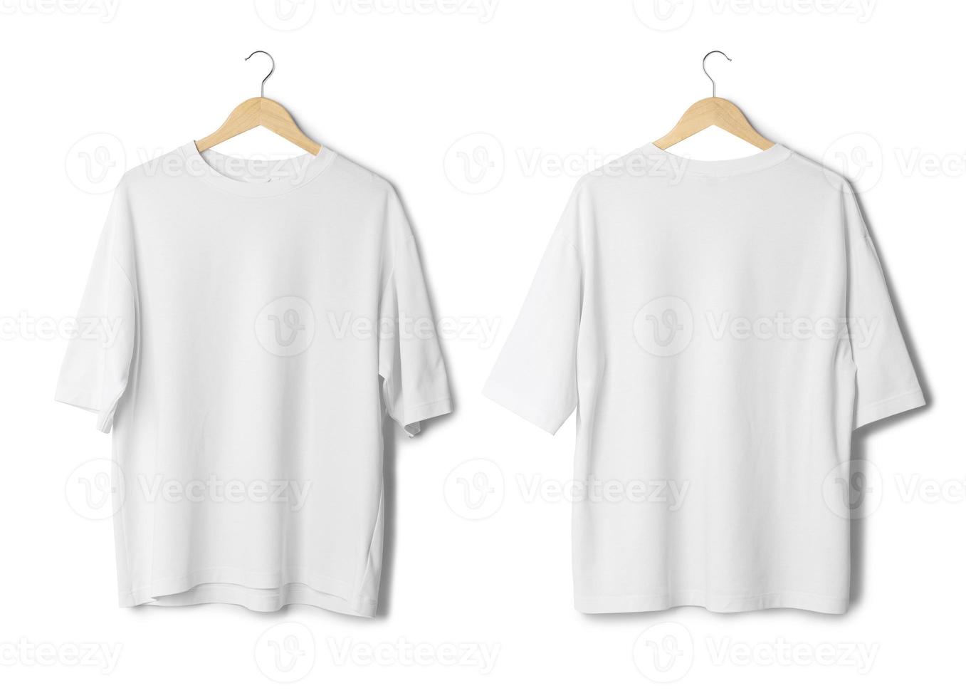 Weißes übergroßes T-Shirt-Modell, das isoliert auf weißem Hintergrund mit Beschneidungspfad hängt foto