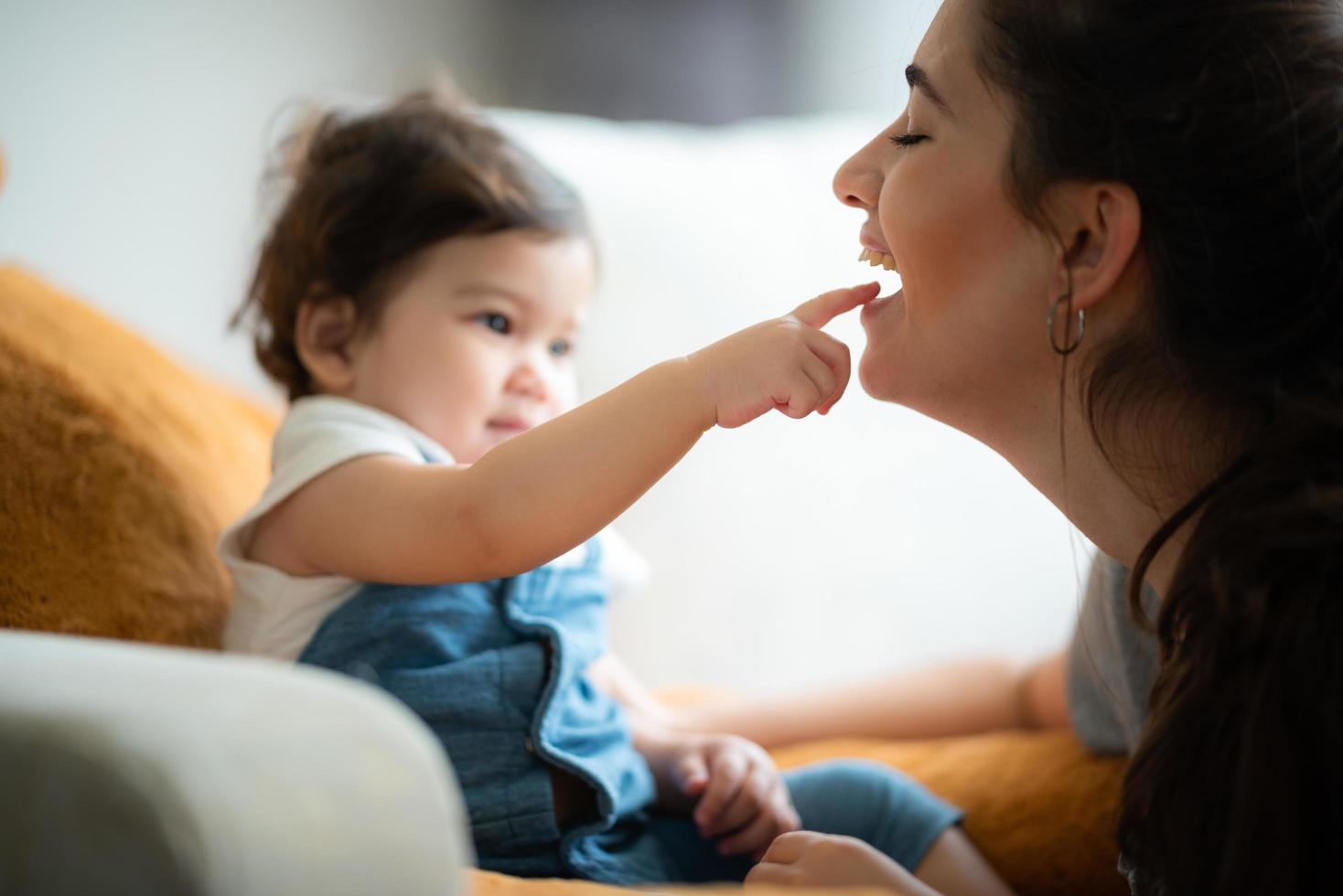 junge mutter und kind baby sind glücklich zu hause, kindheitsfamilienkonzept mit kaukasischer mutter und kleinem jungen, neugeborener pflege lebensstil foto