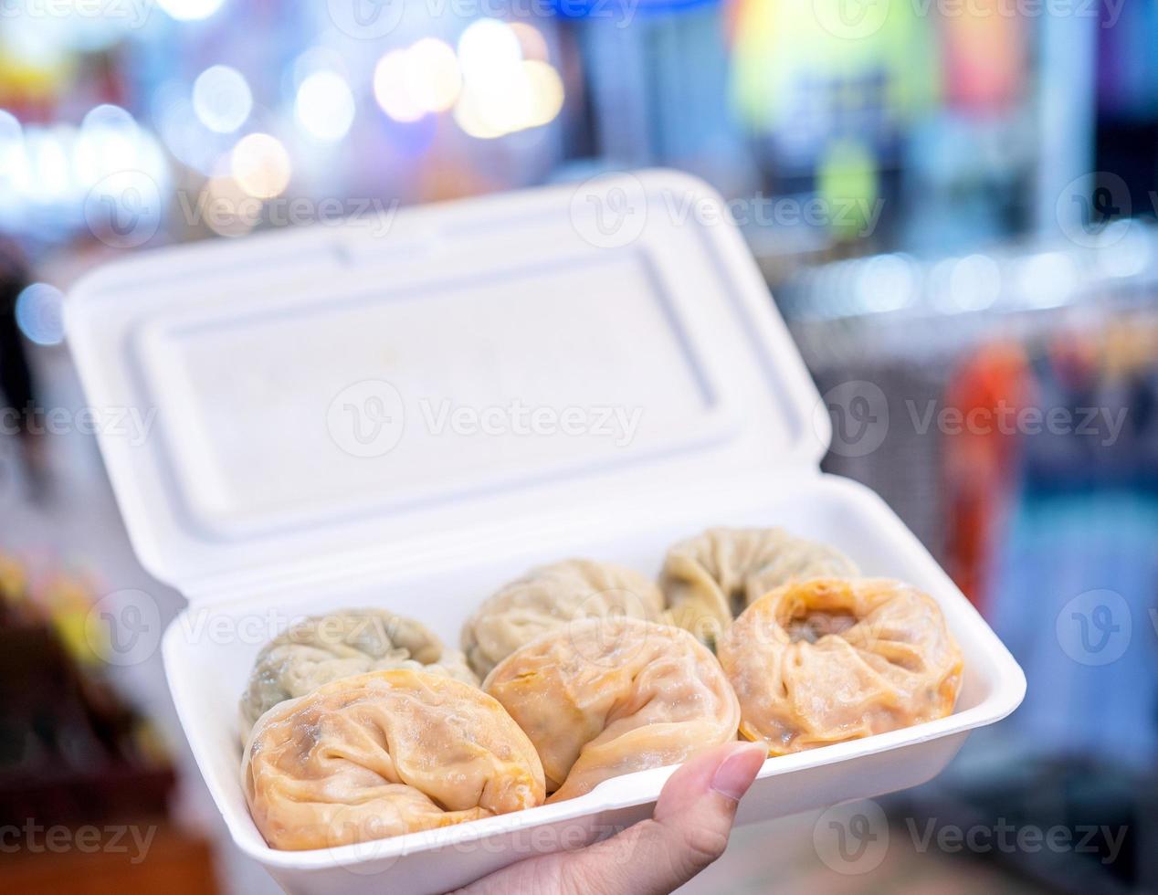 Köstliche gedämpfte runde Knödel auf dem traditionellen Markt Südkoreas, spezielle koreanische Straßenküche, Nahaufnahme, Bokeh, Kopierraum foto