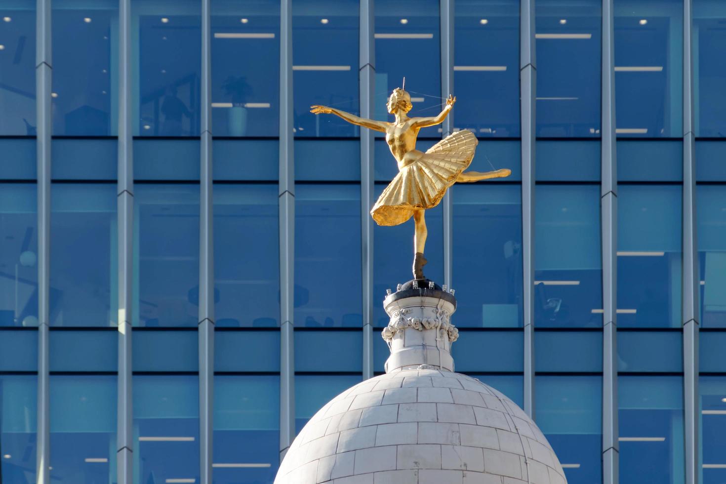 London, Großbritannien, 2018. Replica Statue von Anna Pavlova auf der Kuppel des Victoria Palace Theatre in London am 21. März 2018 foto