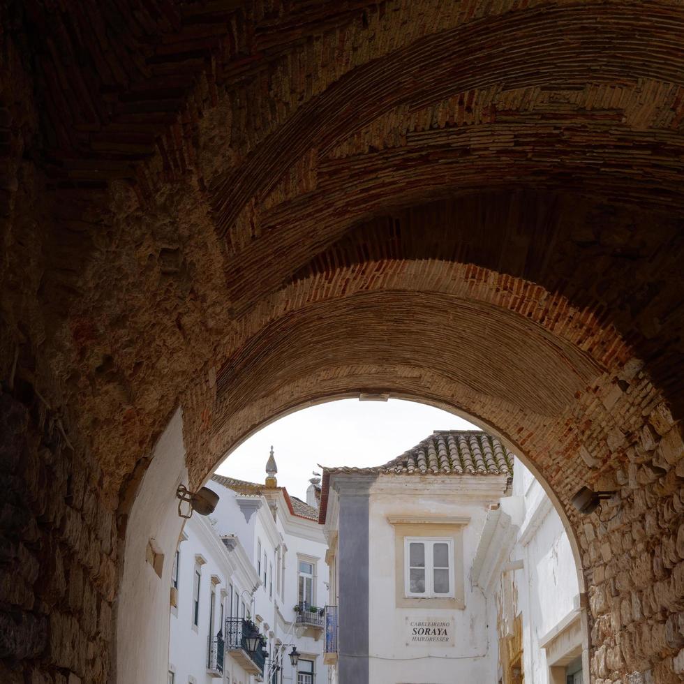 faro, südliche algarve, portugal, 2018. sehen sie einen bogen in faro portugal am 7. märz 2018 foto