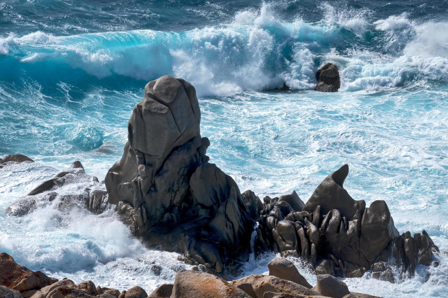 wellen an der küste von capo testa sardinien foto