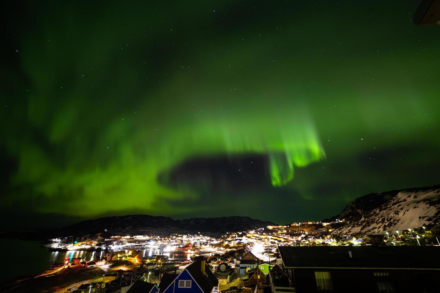 schöne aurola nordlicht über der stadt cityscap. nordlichter in süd-kitaa qaqortoq grönland foto