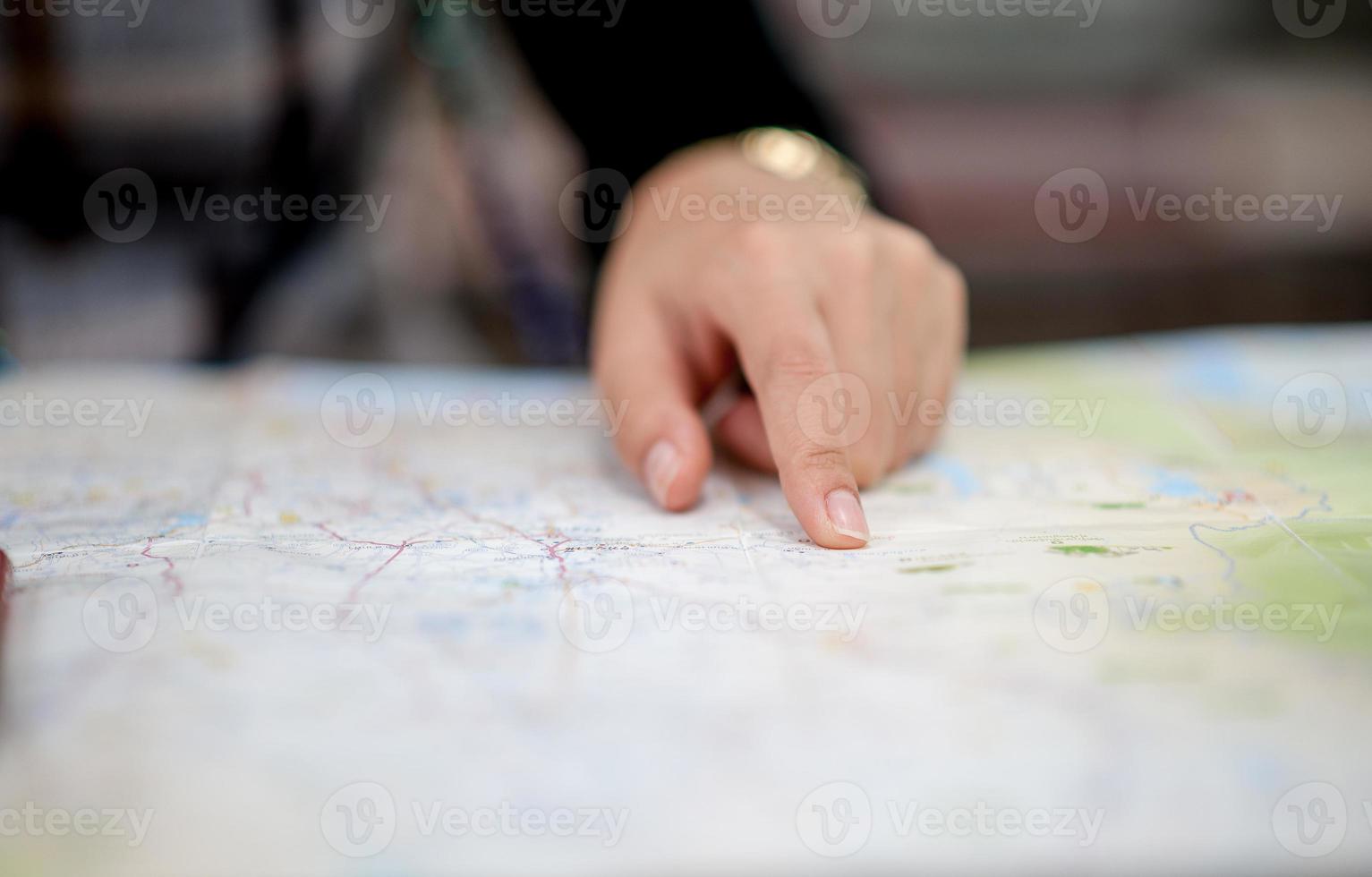 hand und karte von touristen trekking für genauigkeit. foto