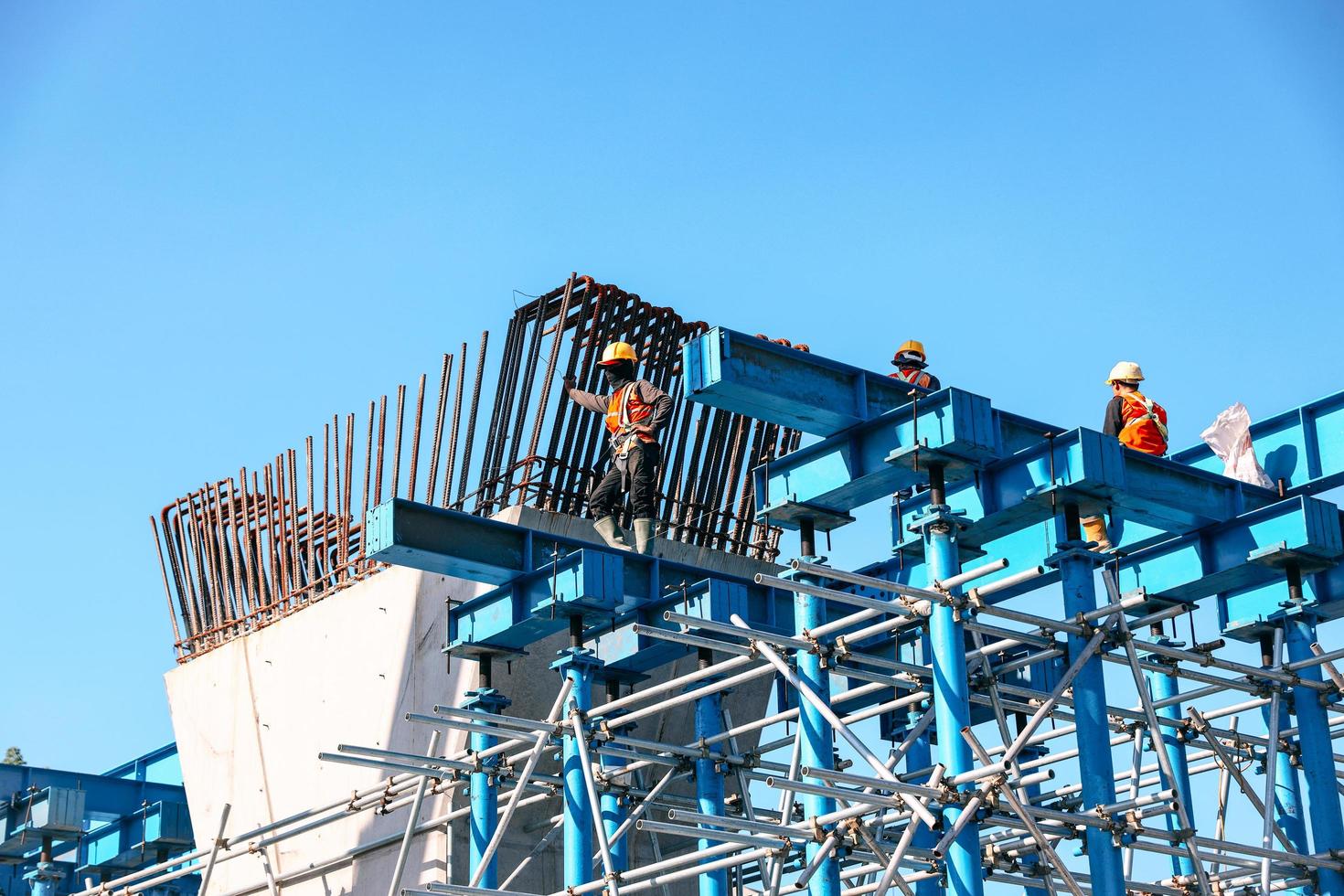 Gruppe von Arbeitern, die auf einer Baustelle arbeiten. Bandung, Indonesien – 17. März 2022 foto