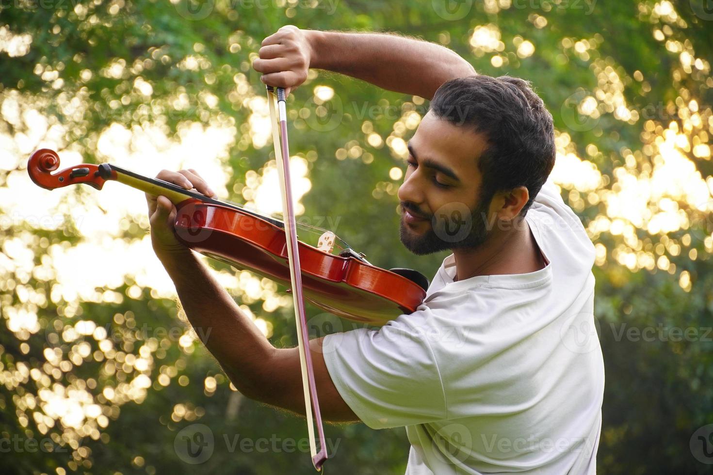 Musiker, der Geige spielt. musik- und musiktonkonzept. foto