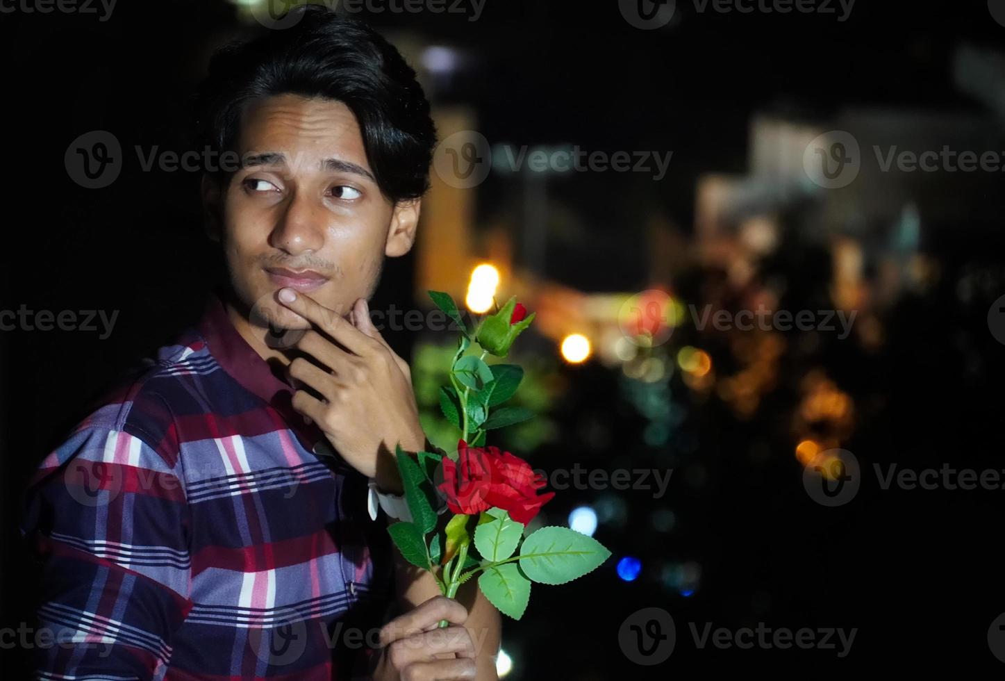 Ein Junge mit Rose schlägt ein Tagesbild vor foto