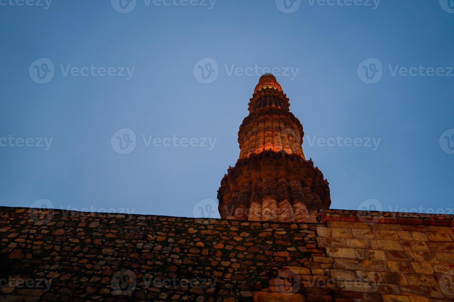 qutub minar- qutab minar road, delhi bild abendansicht foto