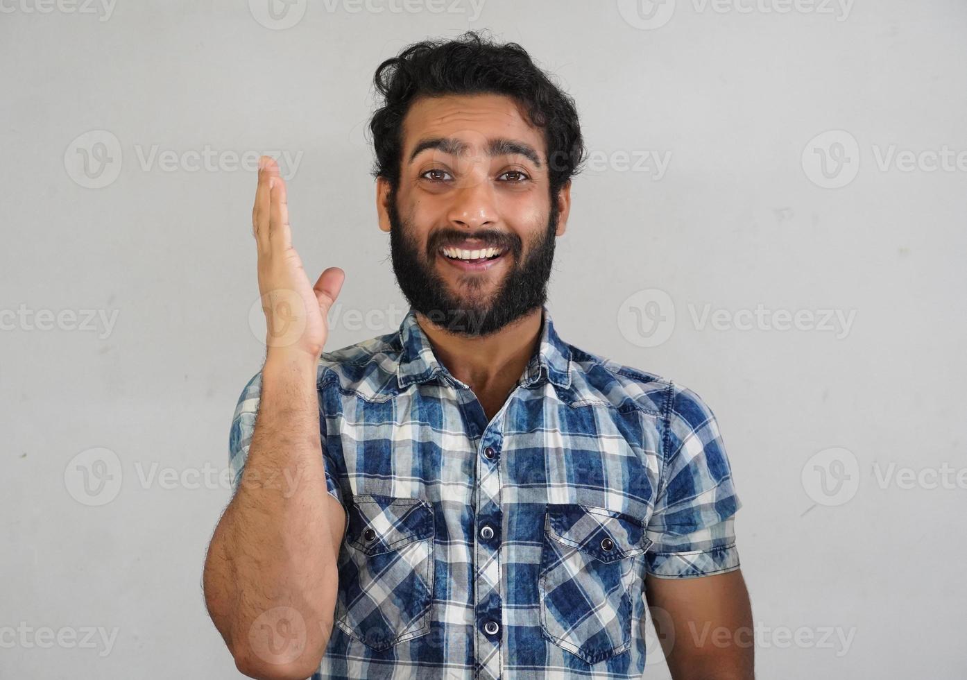 Hand heben - ein Mann vor weißem Hintergrund foto