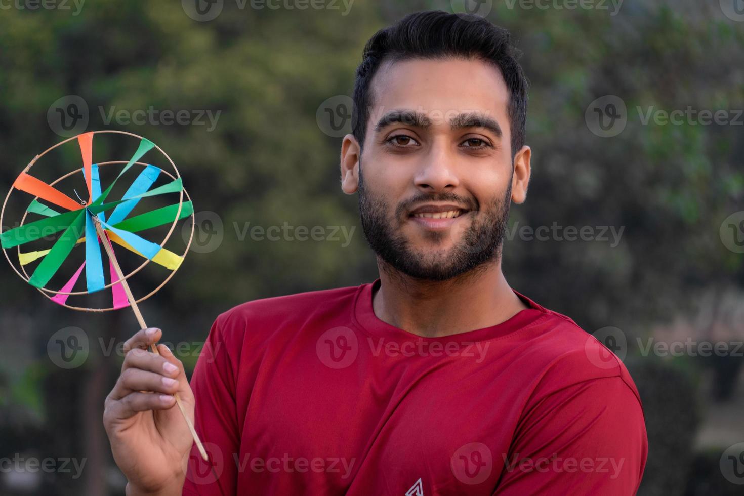 junger Mann mit indischem handgemachtem Spielzeug foto