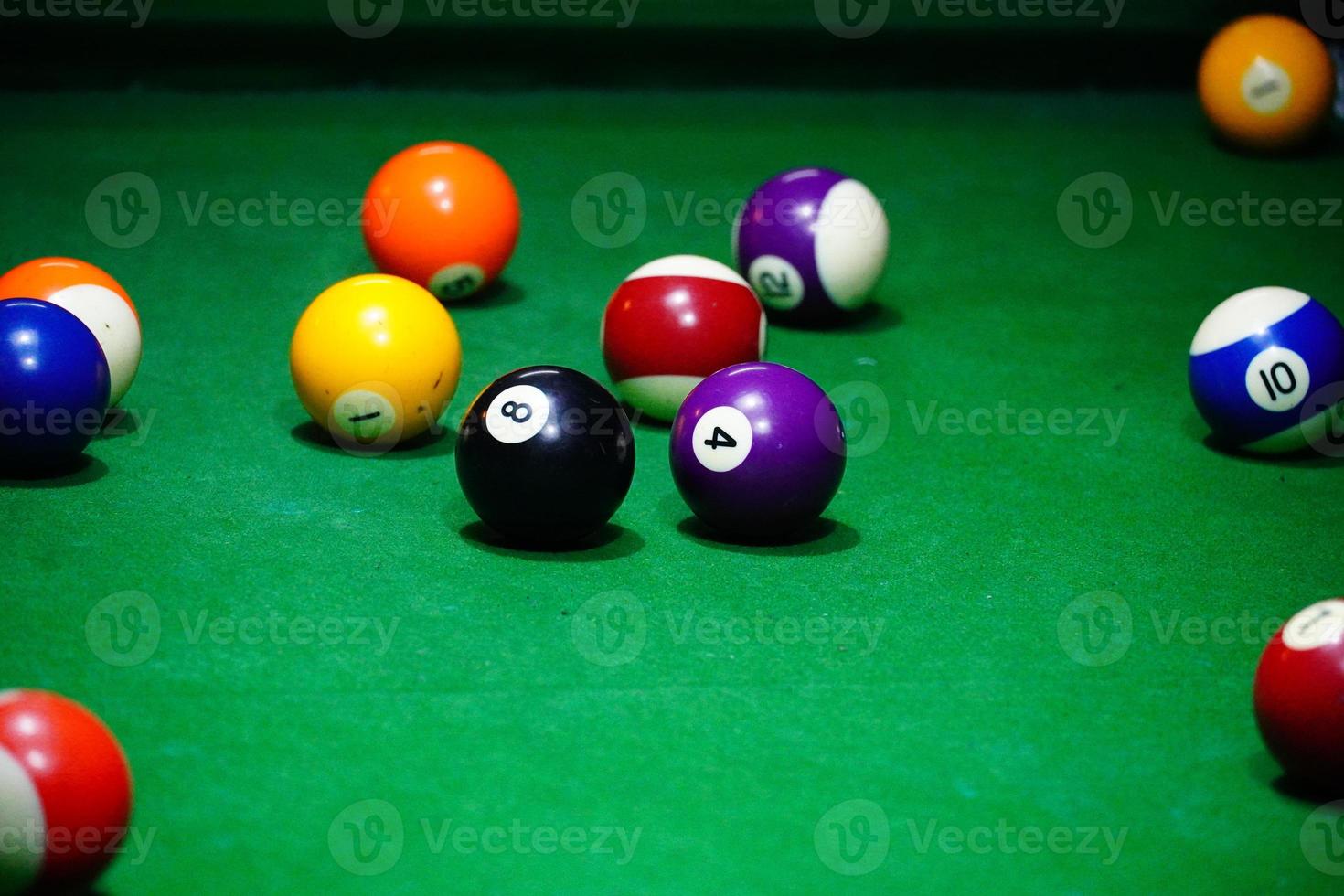 Billardtisch und Ball in einem Clubhaus stockfoto foto