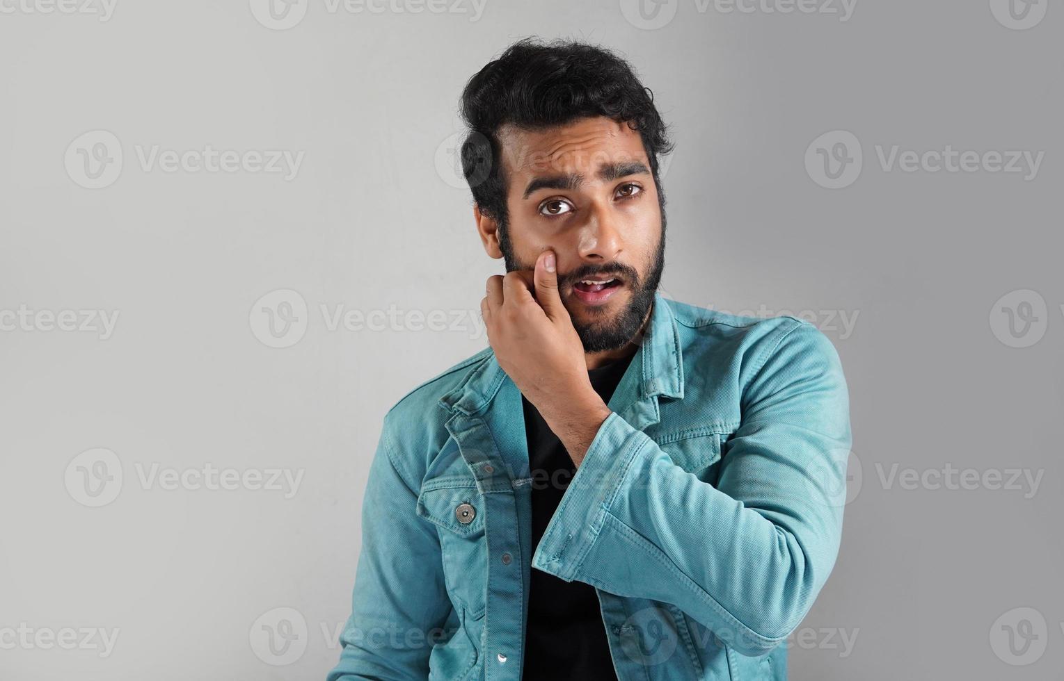 Schnurrbart mit indischem jungen Mann foto