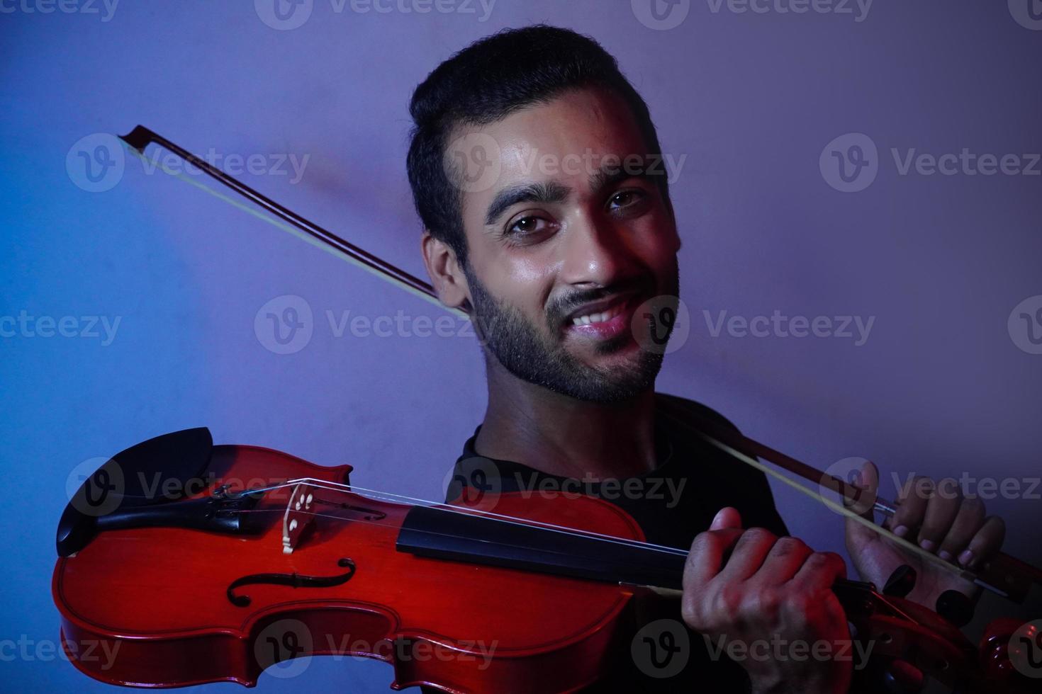 Musiker, der Geige spielt. musik- und musiktonkonzept. foto