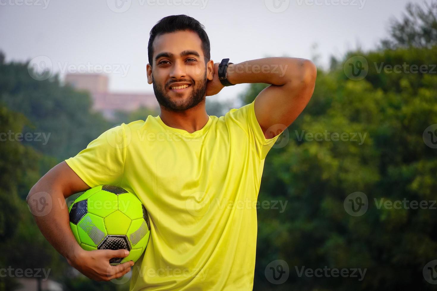 kleiner Junge mit Fußballbild foto