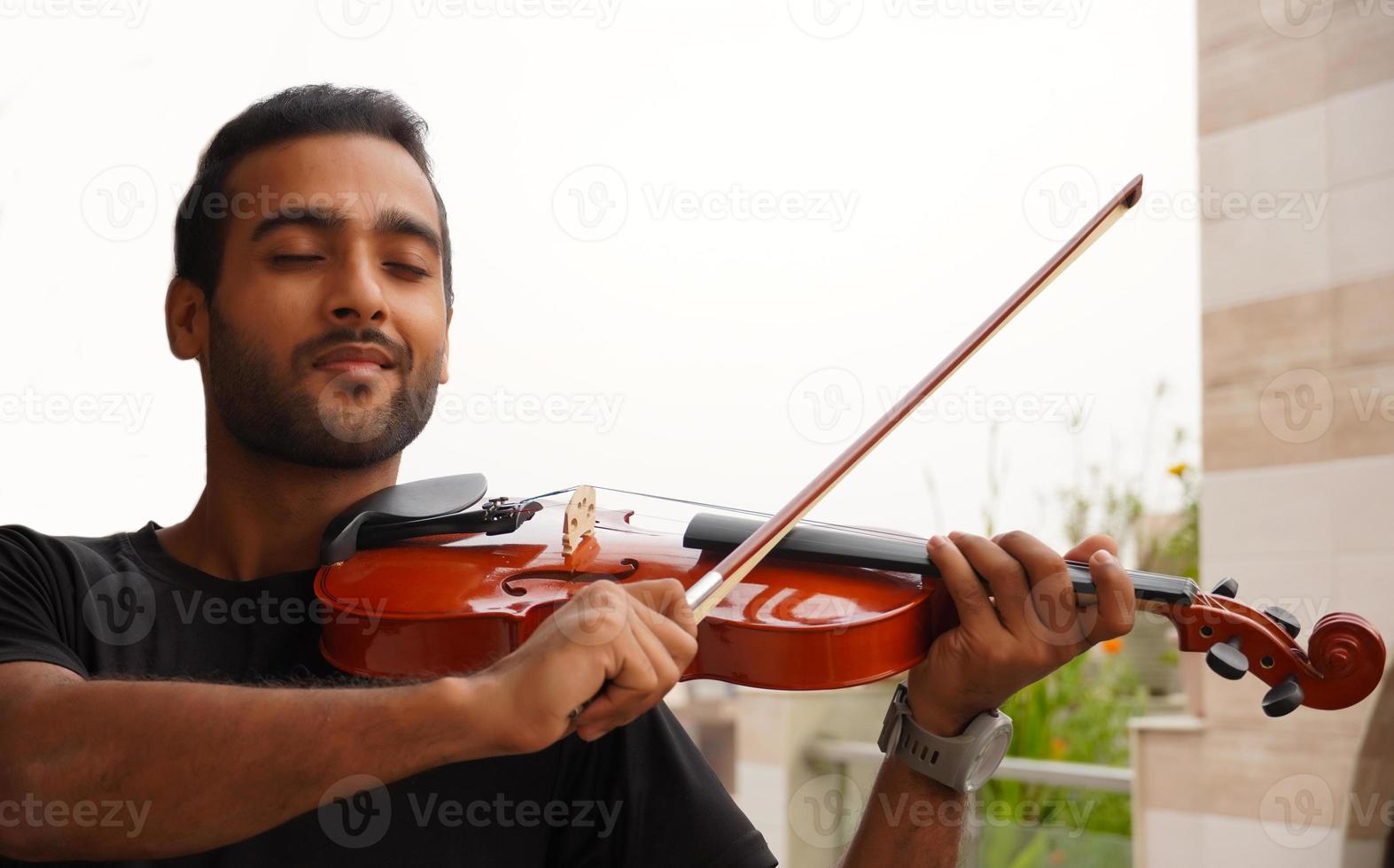 Musiker, der Geige spielt. musik- und musiktonkonzept. foto