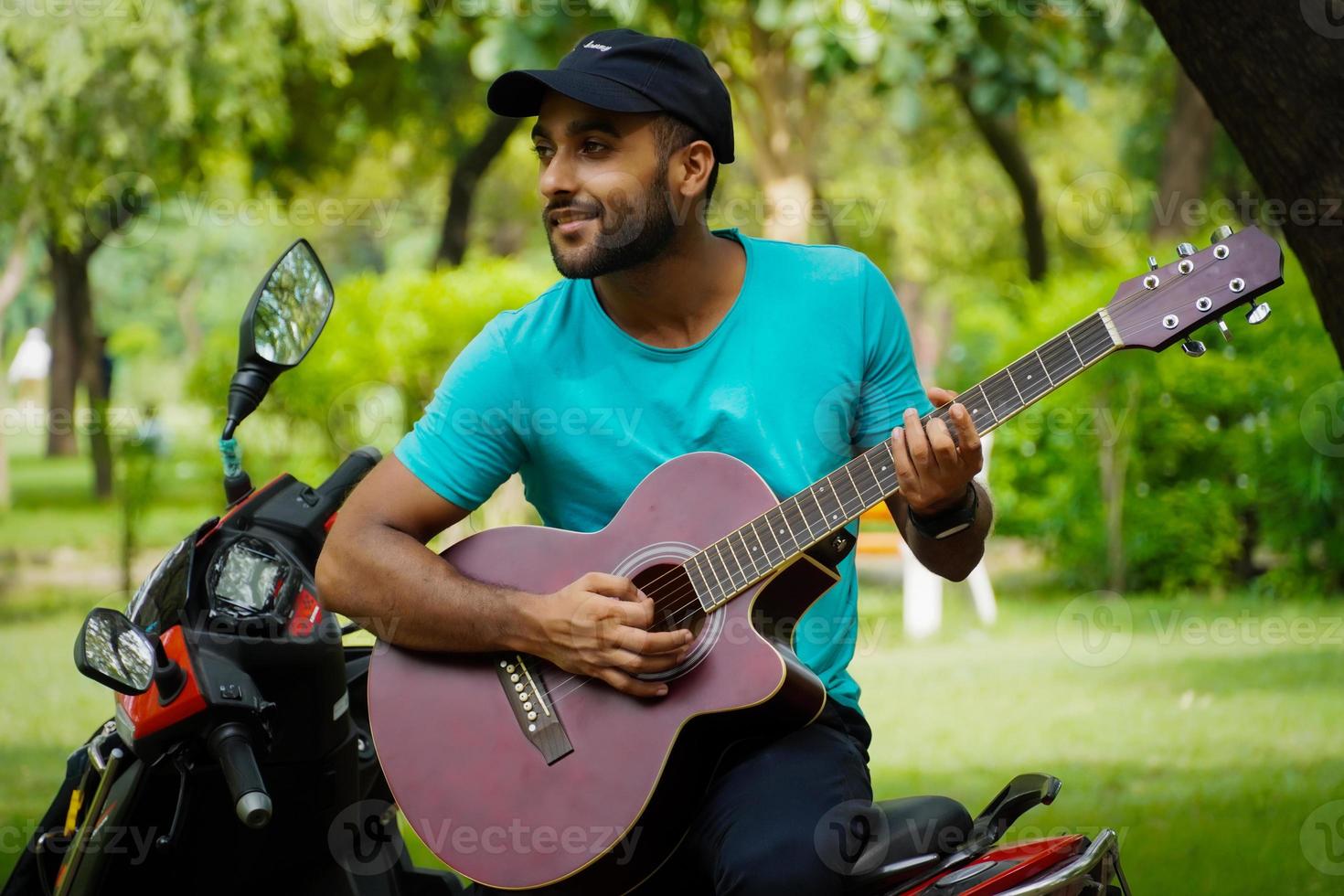 Mann mit rotem Gitarrenbild foto