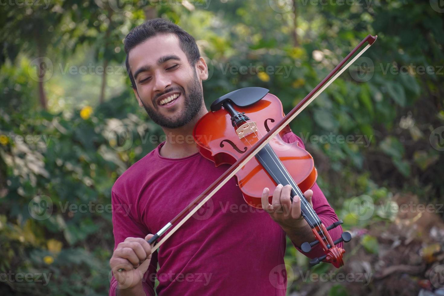 Geigenspieler Bilder Musik und musikalisches Tonkonzept. bilder von mann musiker foto