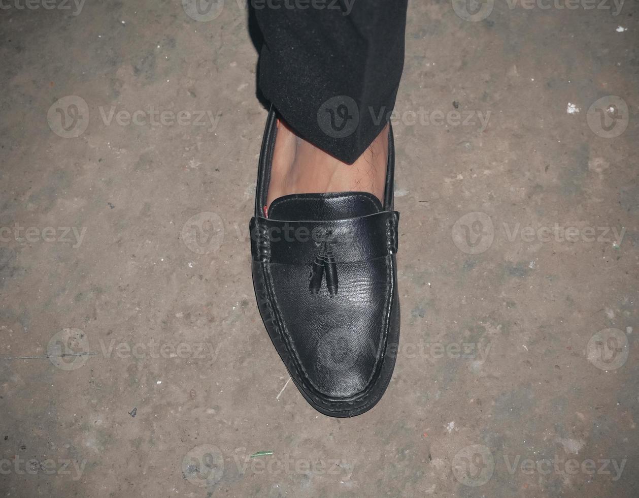 schwarzes Schuhputzbild, schwarzes Schuhbild in Füßen foto