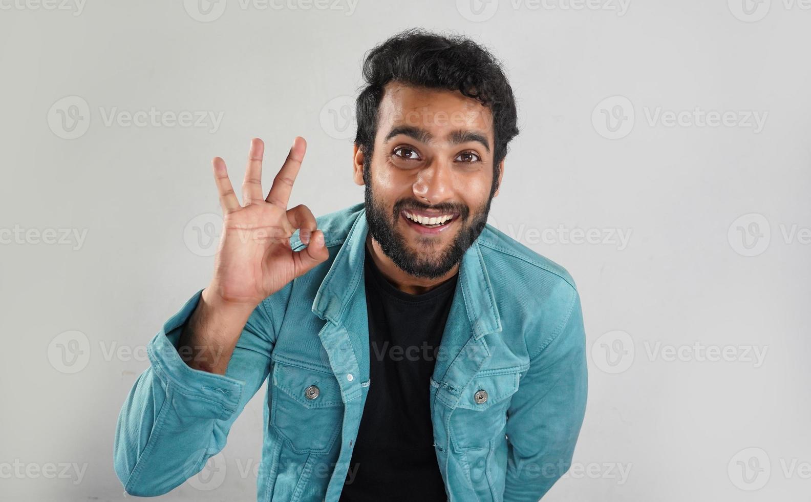Bild des glücklichen Gesichtsbildes des indischen Jungen foto