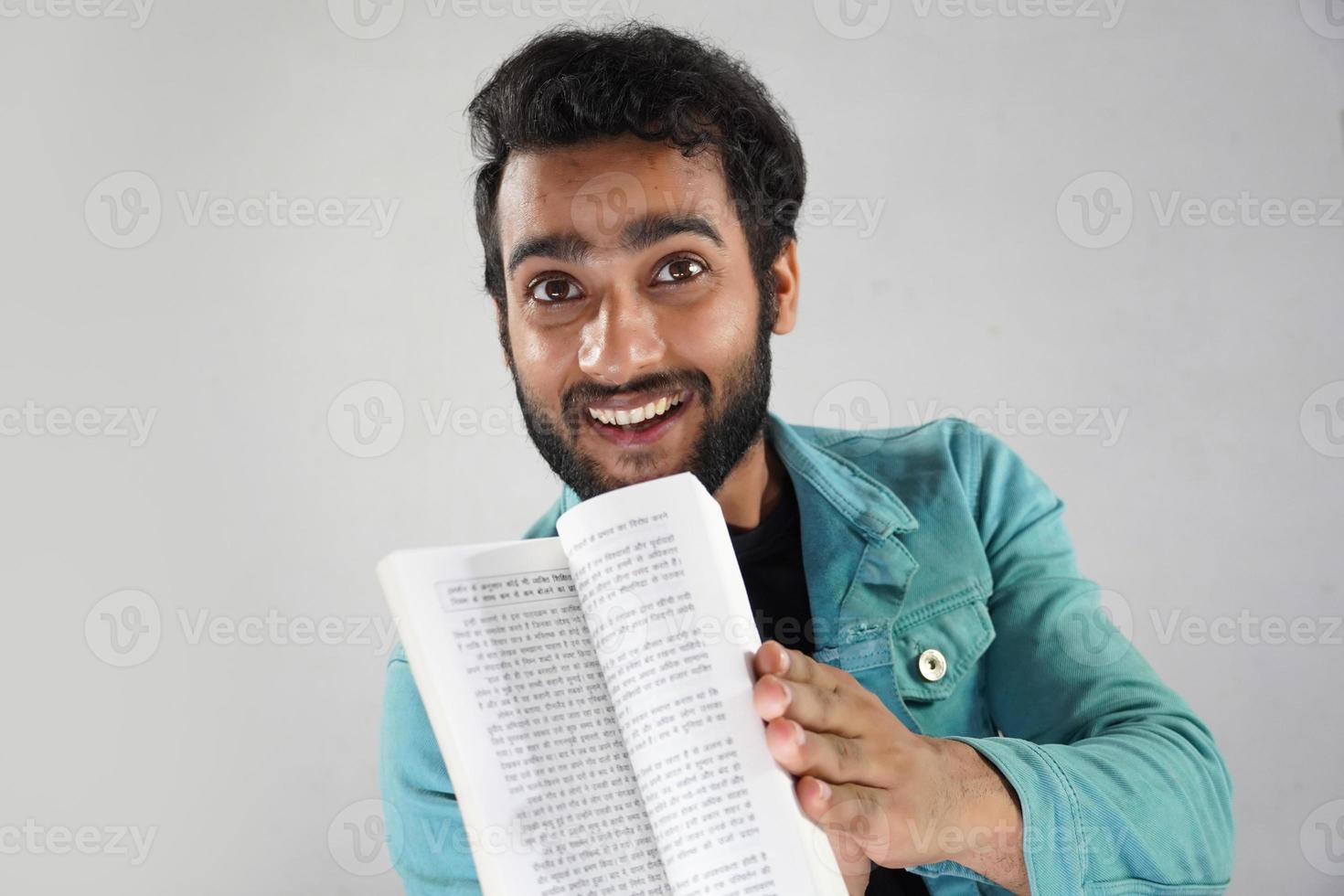 asiatische Männer mit Papier und Stift mit weißem Hintergrund foto