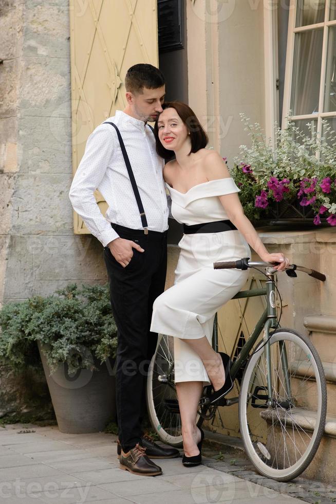 Schönes stilvolles Paar bei einem Date auf den Straßen der Altstadt. foto