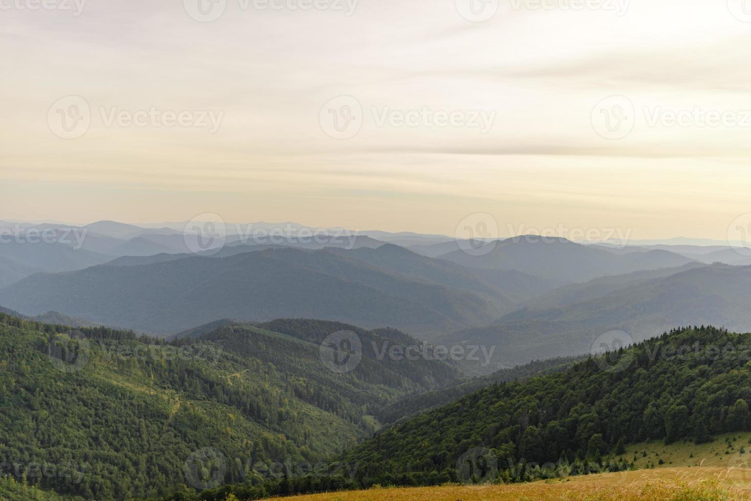 Berglandschaft mit blauem Himmel foto