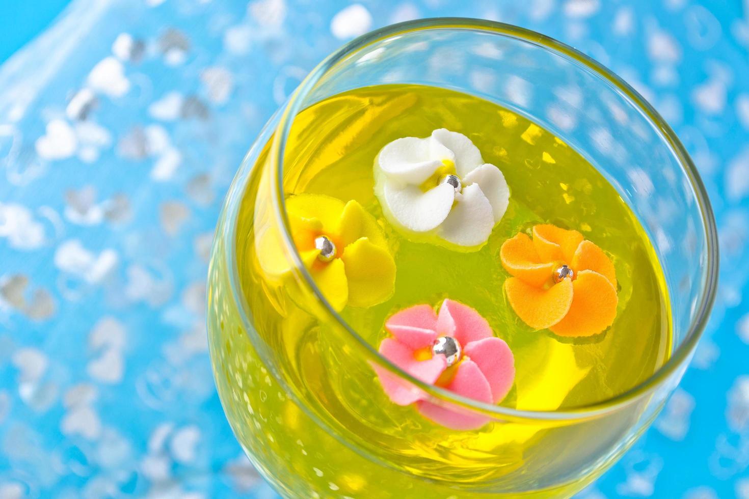 Zuckerblumen in einem Glas mit gelbem Gelee foto