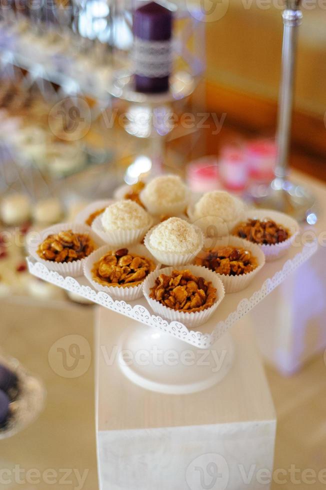 Desserts auf der Hochzeitstafel. foto