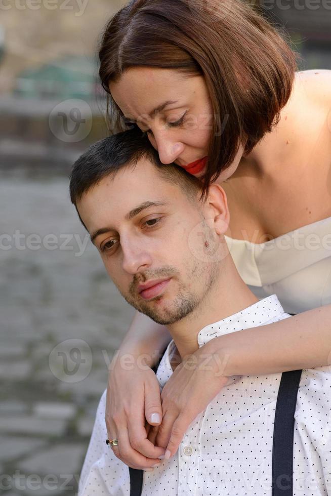 Schönes stilvolles Paar bei einem Date auf den Straßen der Altstadt. foto