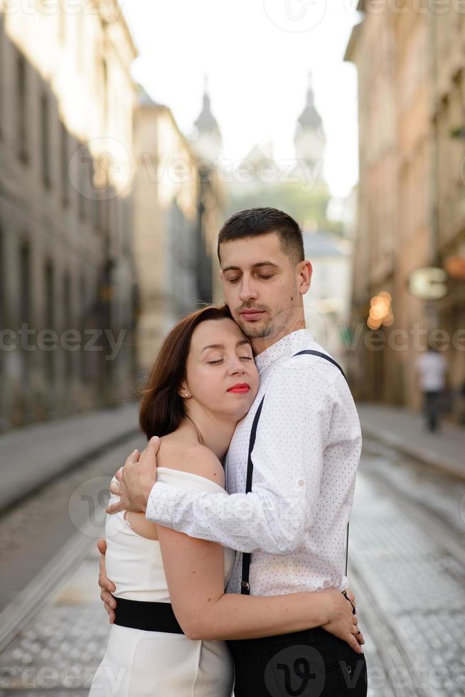 Schönes stilvolles Paar bei einem Date auf den Straßen der Altstadt. foto